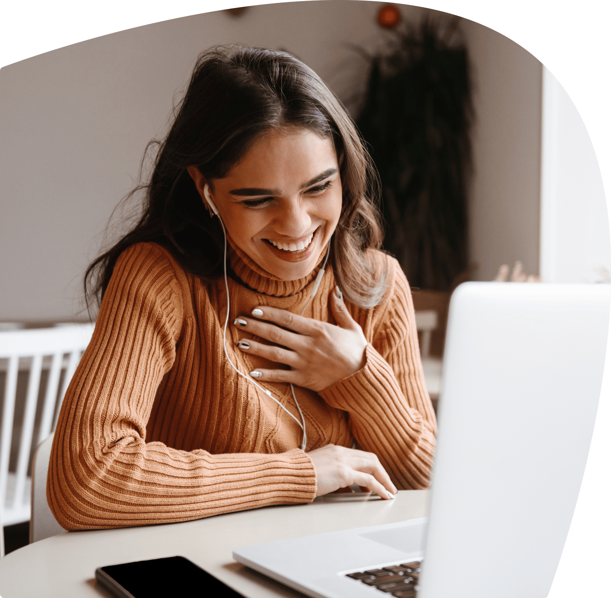 Frau sitzt glücklich am Laptop