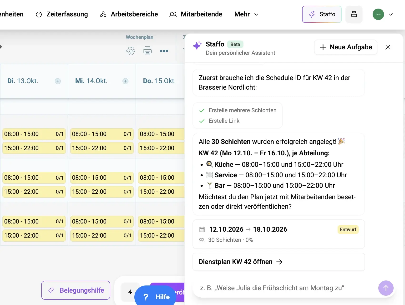 Staffo legt per Chat 30 Schichten für KW 42 an, je Abteilung von 08:00 bis 15:00 und von 15:00 bis 22:00 Uhr