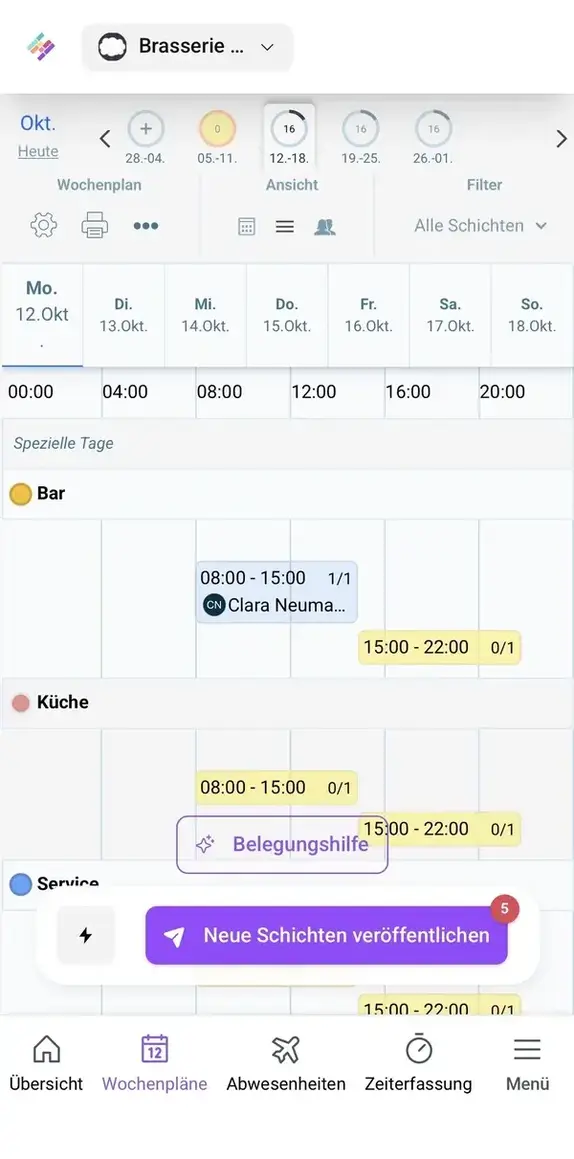 Staffomatic App: Wochenplan mit Besetzung in der Admin-Ansicht auf dem Smartphone