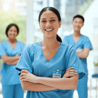 Krankenschwester lächelt in die Kamera und hat ihr Team hinter sich stehen.