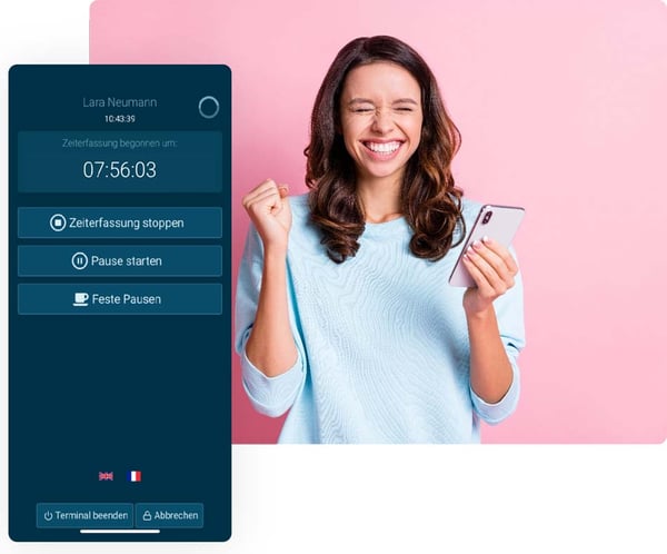 Eine junge Frau hält ein Handy in der Hand und freut sich sehr mit einem breiten Grinsen im Gesicht. Auf dem Bildschirm ist die Stoppuhr-App offen und man sieht die erfassten Arbeitsstunden.